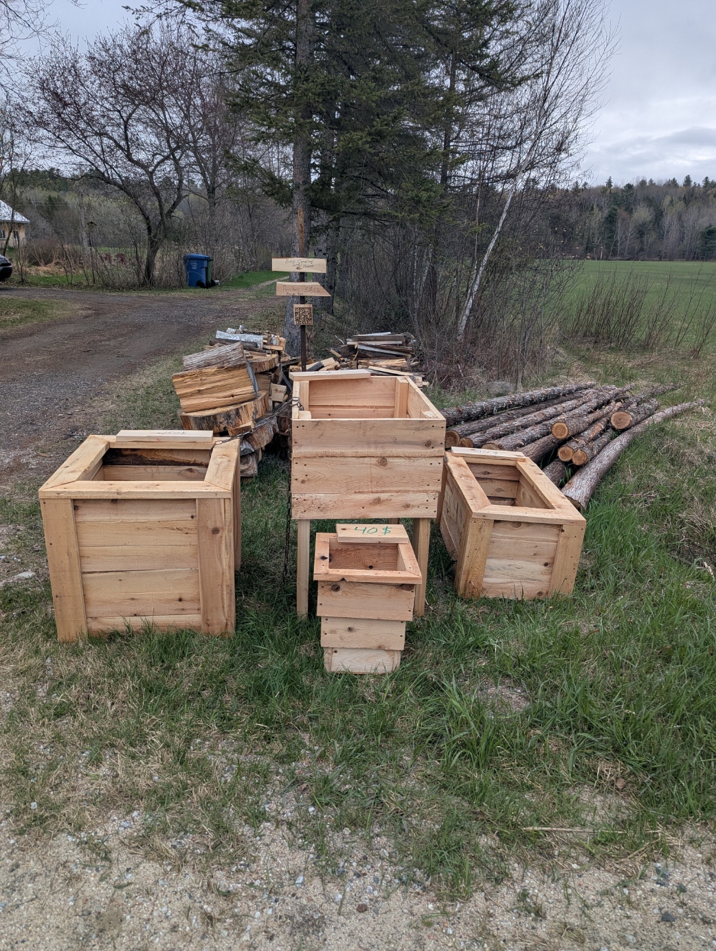 Pôt à fleur en cèdre en démonstration au bord du chemin