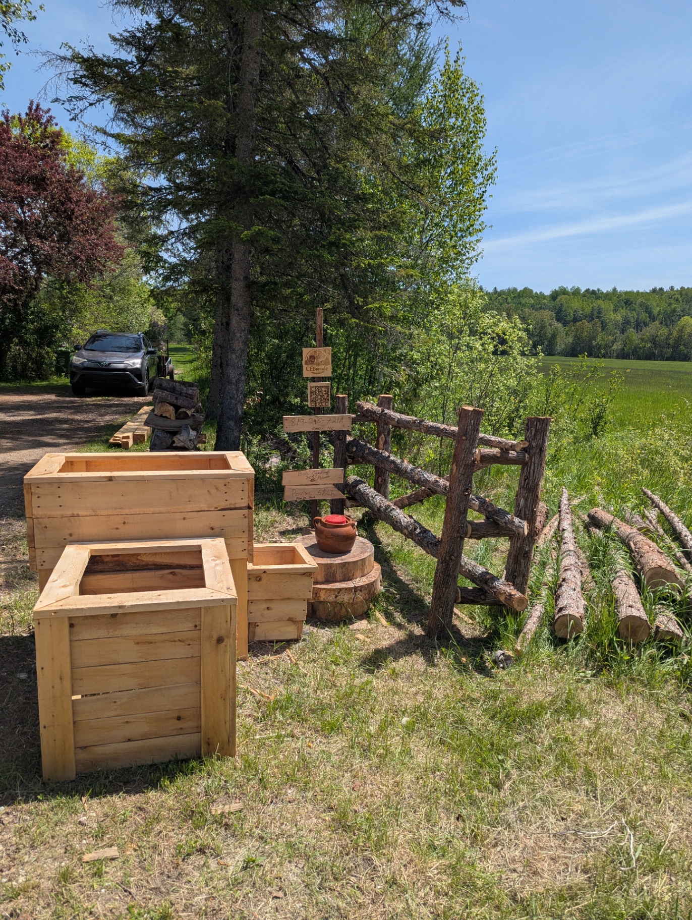 Clôture en perches de cèdre en démonstration chez Cèdre Boréale